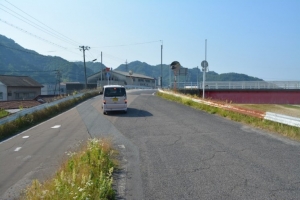 図40《再現》出会い橋のたもとを越えて鳥取市街地へ向かう日の丸バス