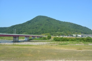 図56 霊石山と千代川・出会橋の風景