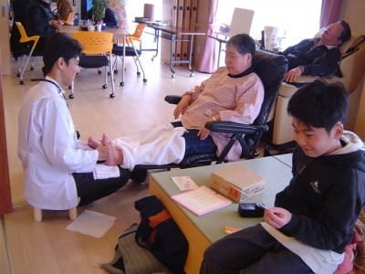 富岡町から避難をされた方々が住まわれている・おだがいさまセンターにて足もみマッサージのボランティアで腕を磨かせていただきました
