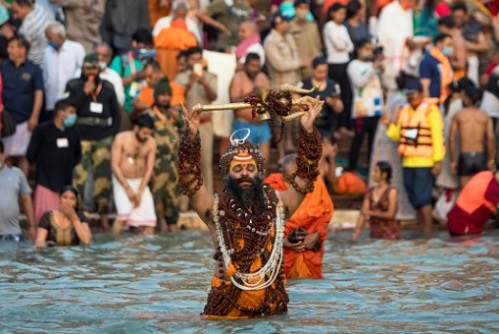 クンムベーラ2021、沐浴するヒンドゥー教徒、中央は聖者
