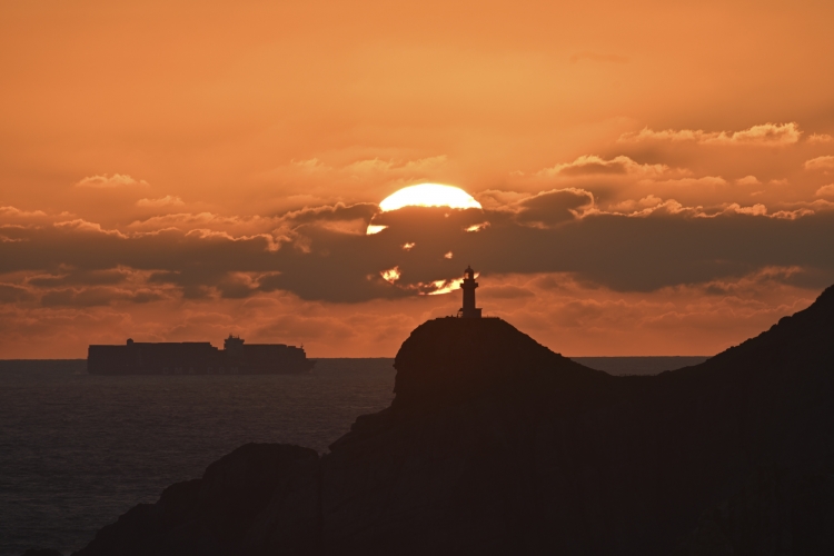 大瀬崎灯台と夕陽