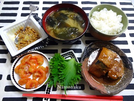 Nantonaku 4-12 晩ごはん　美味しいサバの味噌煮缶を大葉で包んで頂くと最強　1