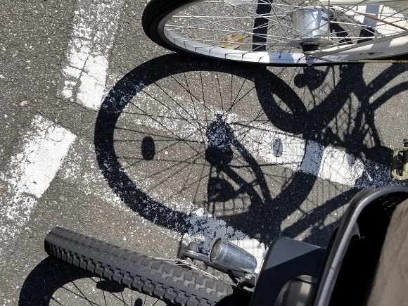 自転車の車輪の影