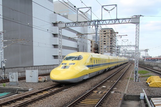 新横浜駅を発車した上りドクターイエロー3