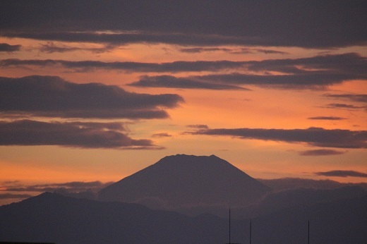 夕焼けと富士山のシルエット