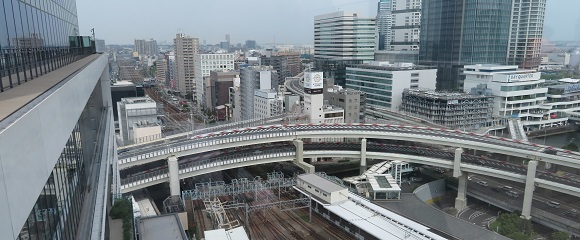 「うみぞらデッキ」からの横浜駅東口の東京方面