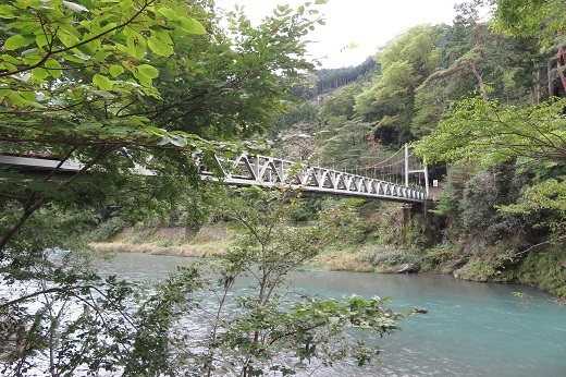 澤乃井園からの楓橋