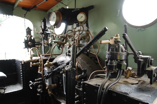 2120形蒸気機関車の運転室