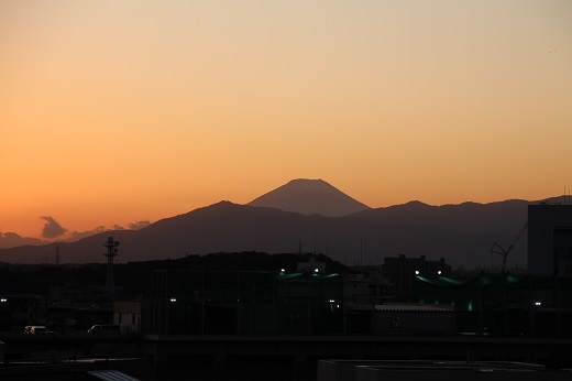 鶴見川土手付近からの夕方の富士山１