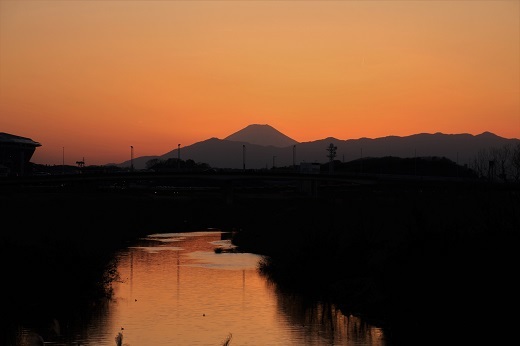 夕焼けに富士のシルエット１