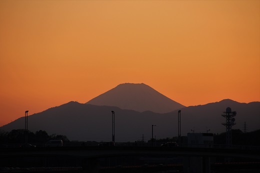 夕焼けに富士のシルエット２