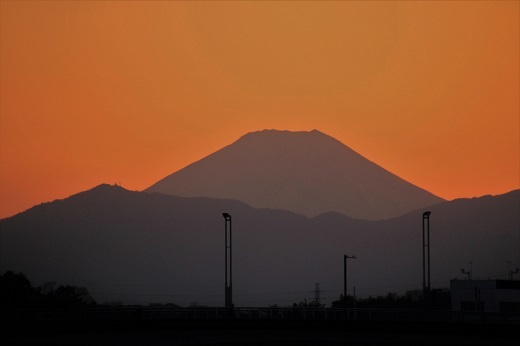夕焼けに富士のシルエット３