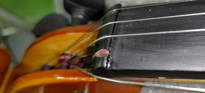 弓よりも安く、高めの肩当ての価格に限りなく近いバイオリンのナット（上駒）の一部を棒やすりで削ってみた！？ - バイオリン・音楽のアイテムとか楽器とか