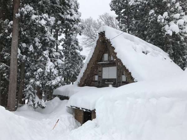2018年2月　五箇山　相倉集落　雪に埋もれる合掌造りの家