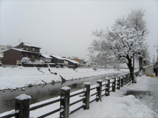 2016年2月　高山の朝市が開かれる宮川の風景