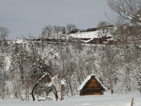 2013年2月　白川郷　集落側から展望台を見る