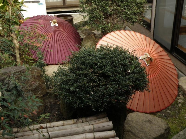 伊賀上野のおひなさま　沖森邸の中庭に和傘　2014年