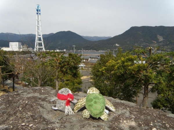 熊野古道センターから尾鷲港方面を眺めるぺんぺんとみどりちゃん