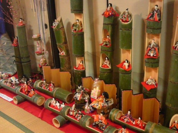 伊賀上野のおひなさま　2012年　竹に飾られたおひなさま